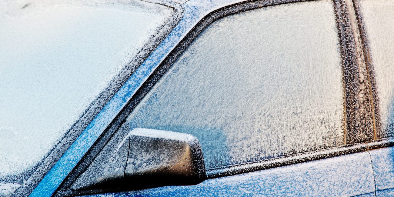Lifehack: Eingefrorene Autoscheiben? So passiert das nicht mehr!